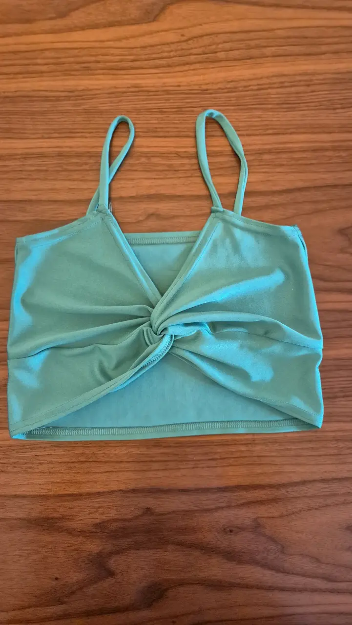 Top verde con nudo frontal Zítica