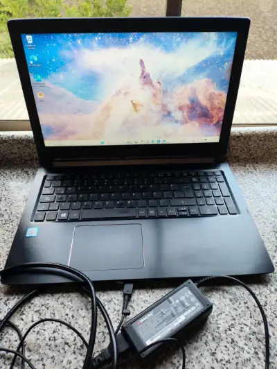 Laptop Acer Aspire con cargador incluido - miniatura 1