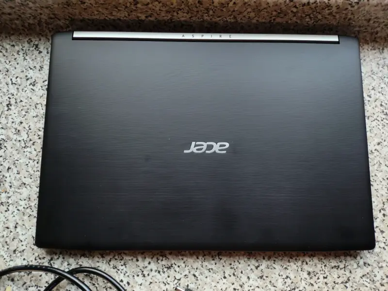 Laptop Acer Aspire con cargador incluido - 2