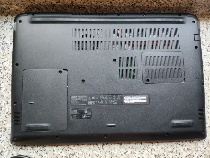 Laptop Acer Aspire con cargador incluido - 3