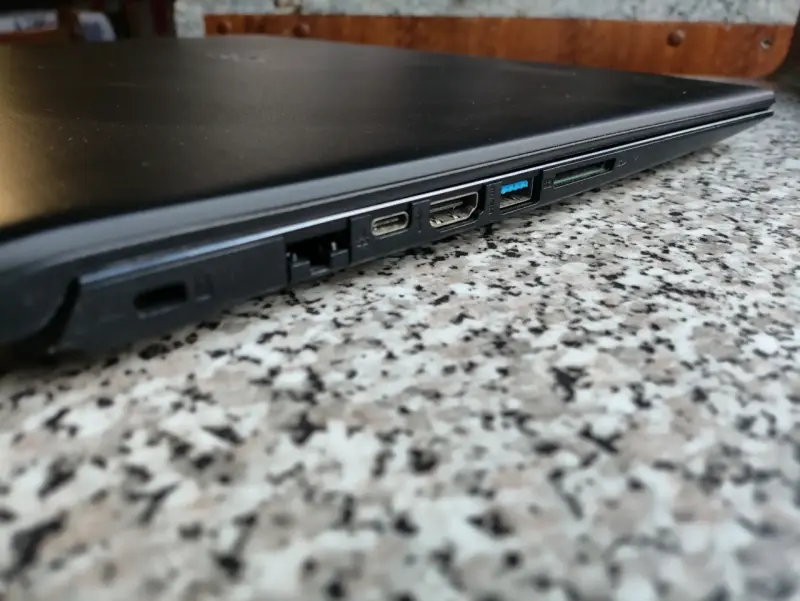 Laptop Acer Aspire con cargador incluido - 4