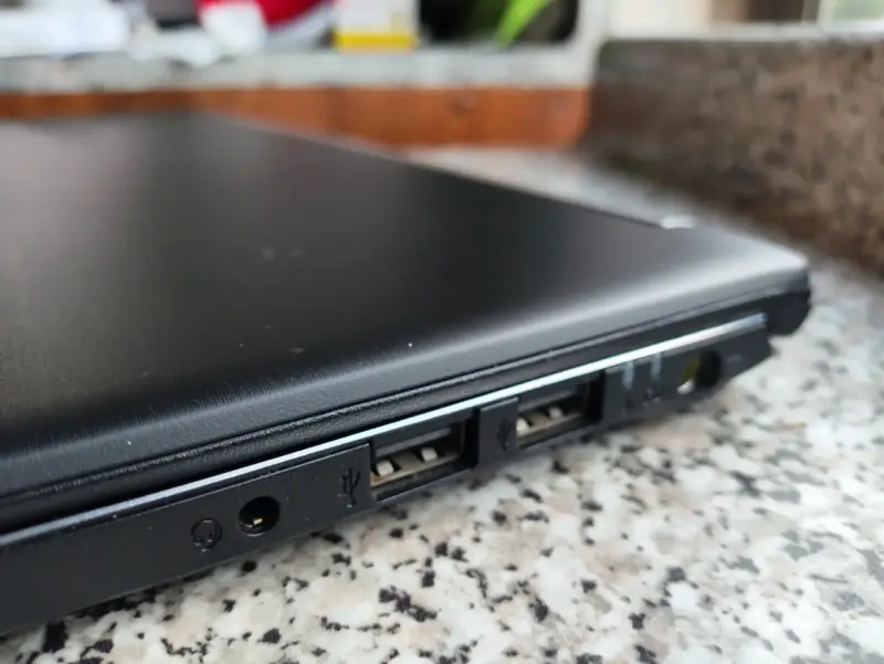 Laptop Acer Aspire con cargador incluido - 5