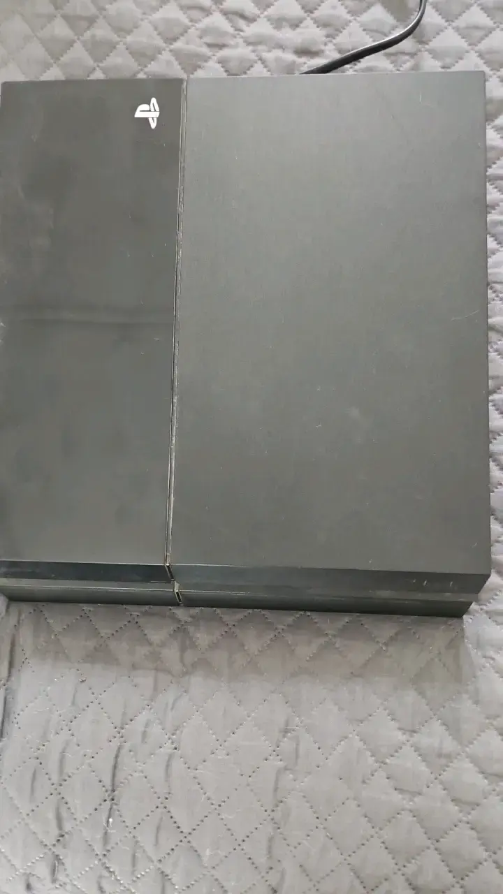 Consola PlayStation 4, modelo de lanzamiento