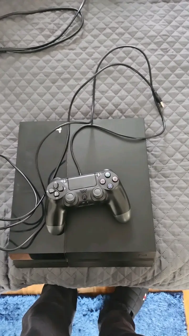 Consola PlayStation 4, modelo de lanzamiento - 4