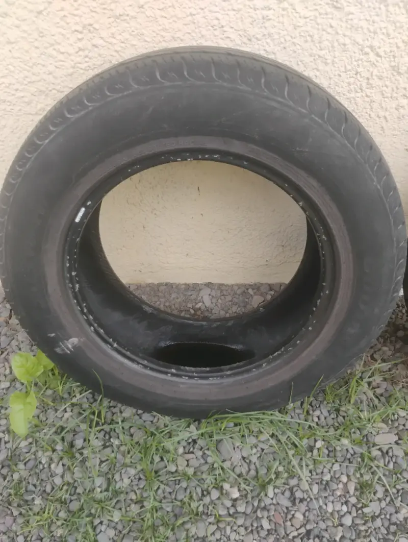Neumático usado para auto en buen estado