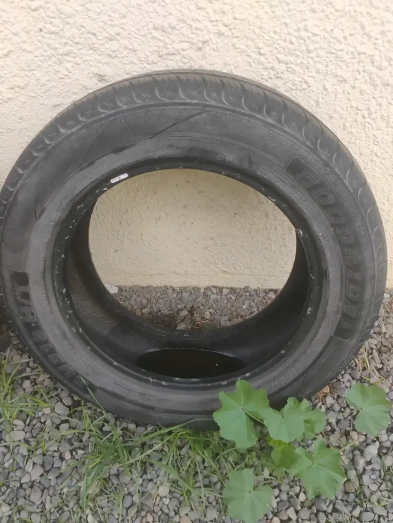Neumático usado para auto en buen estado - 2