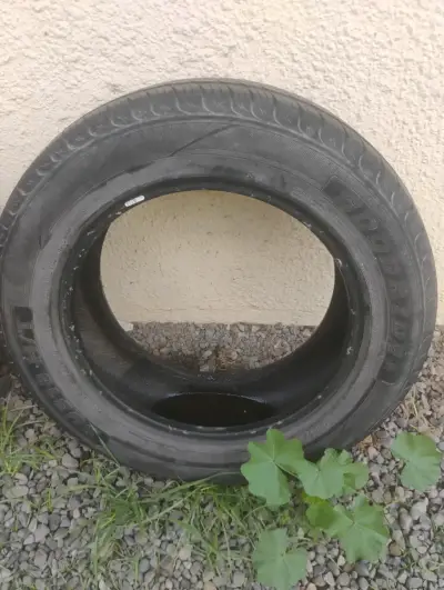 Neumático usado para auto en buen estado - miniatura 2