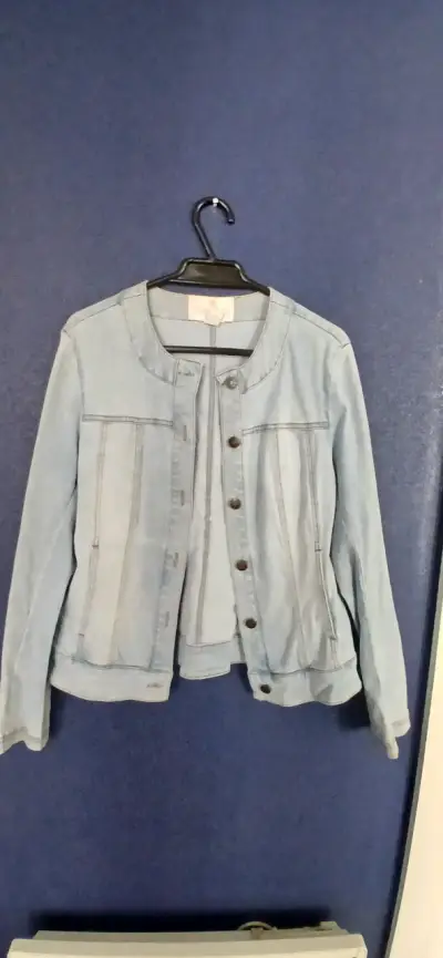 Chaqueta de mezclilla azul claro para mujer - miniatura 1