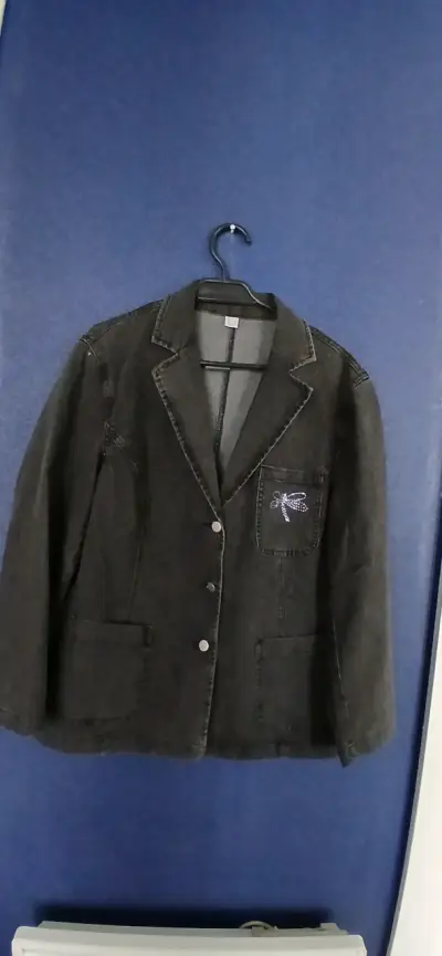 Chaqueta de mezclilla azul claro para mujer - miniatura 4