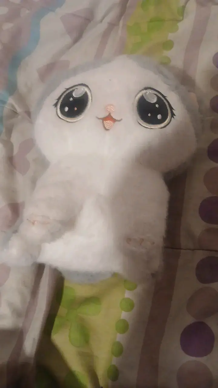 Peluche de gato blanco y gris suave