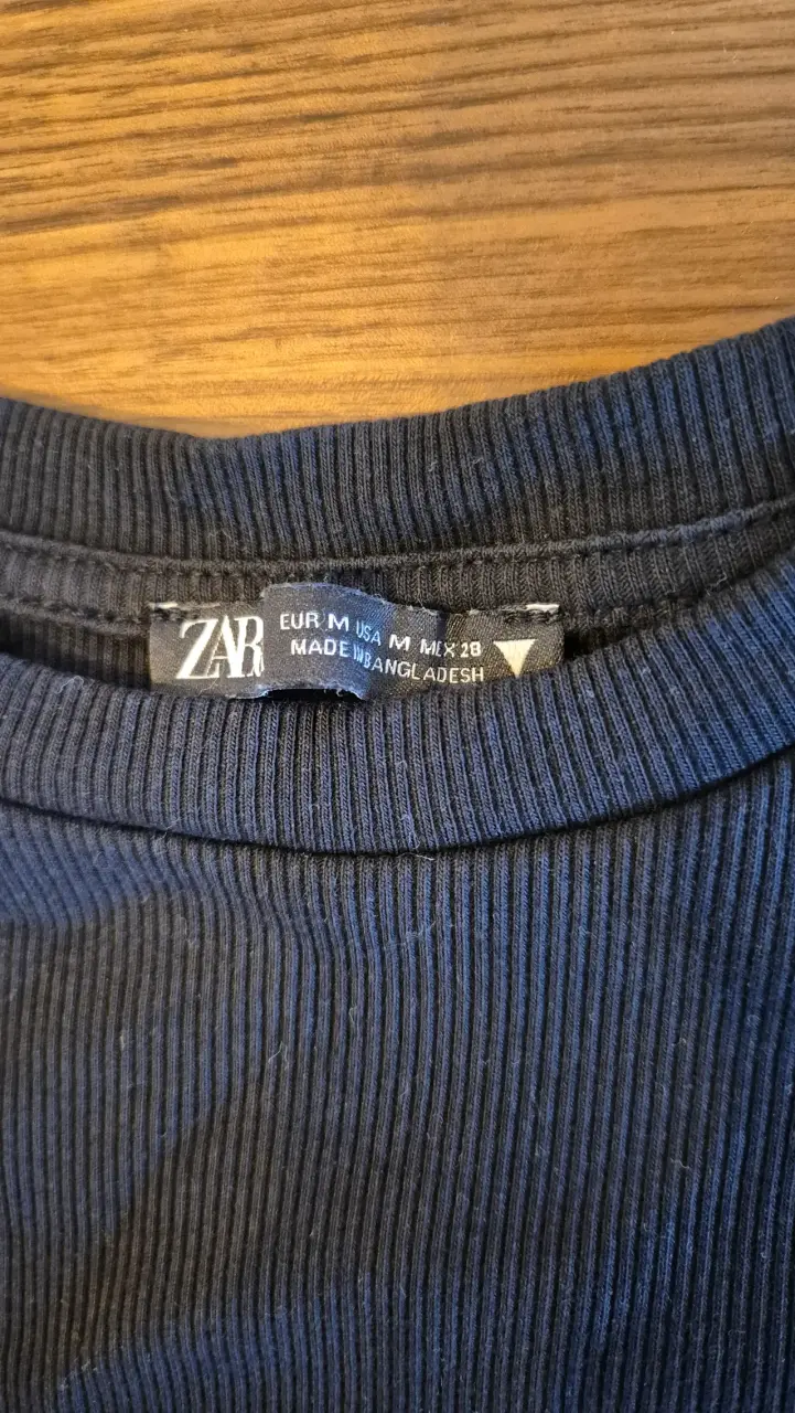 Polera sin mangas negra con volantes Zara - 2