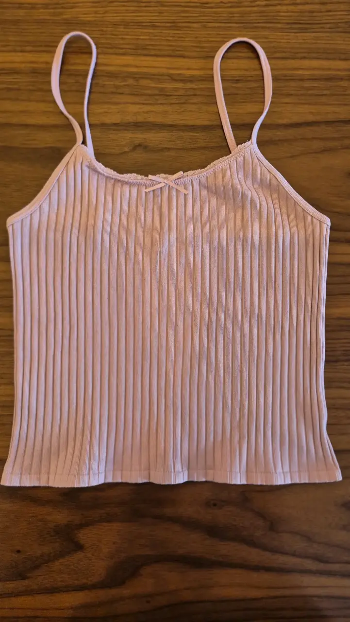 Top de tirantes rosa claro con diseño acanalado