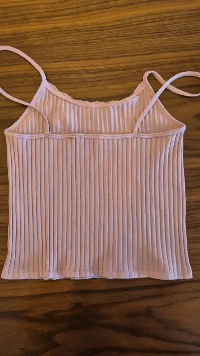 Top de tirantes rosa claro con diseño acanalado - miniatura 2