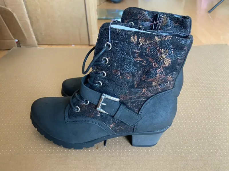 Botines negros con diseño floral talla 37