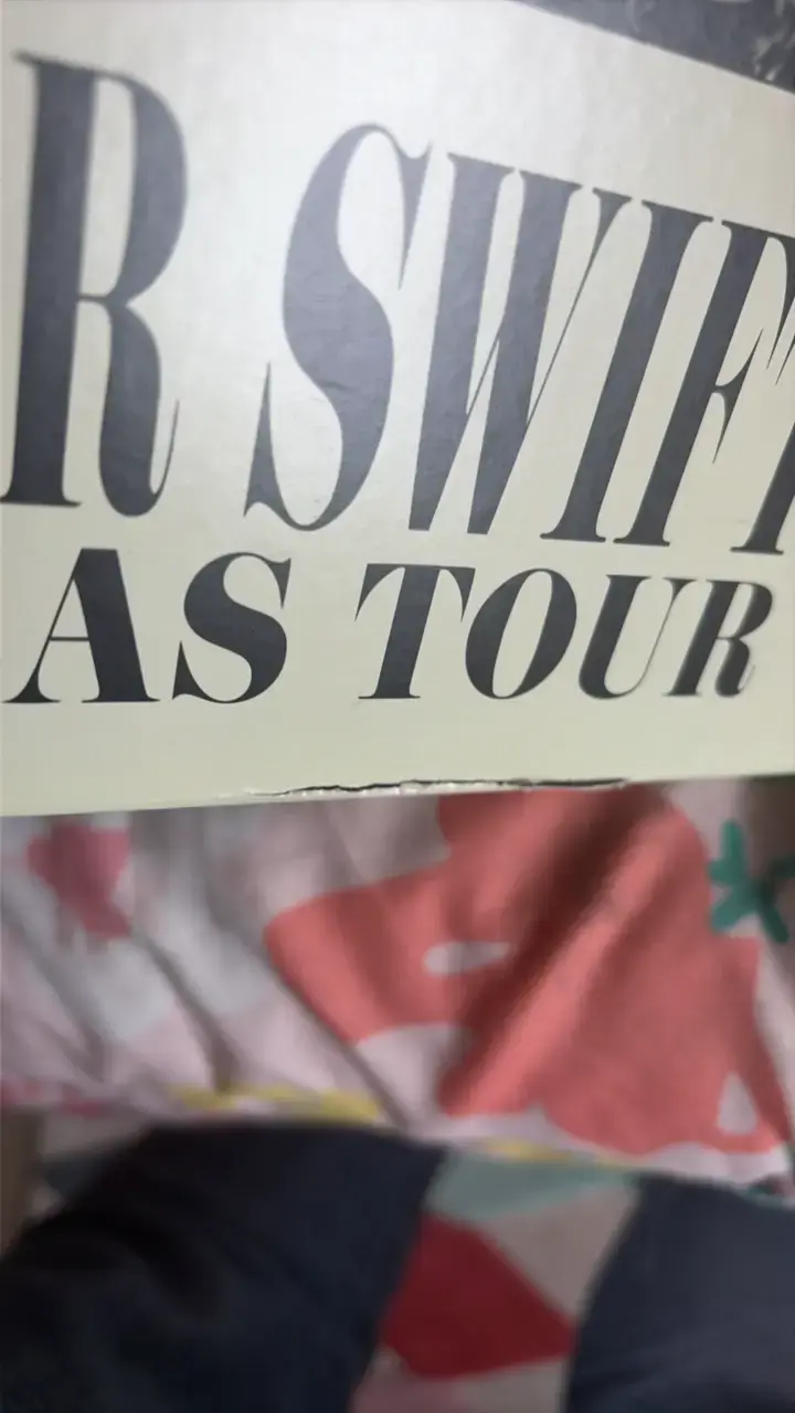 Merch vip eras tour - 3
