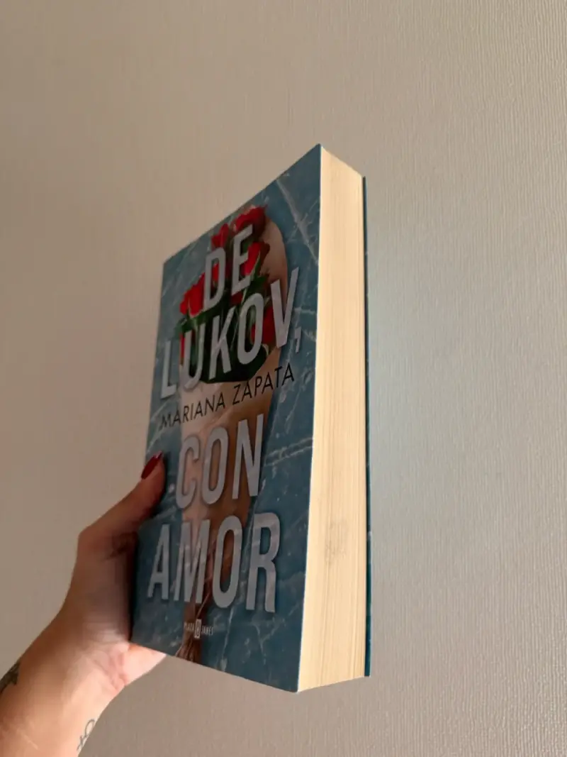 Libro 'De Lukov, Con Amor' de Mariana Zapata - 2