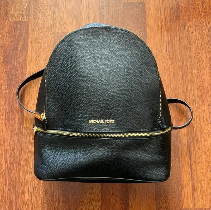 Mochila Michael Kors negra de cuero