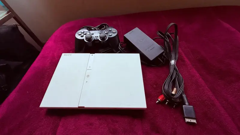 Consola Sony PlayStation 2 Slim blanca con control - 3