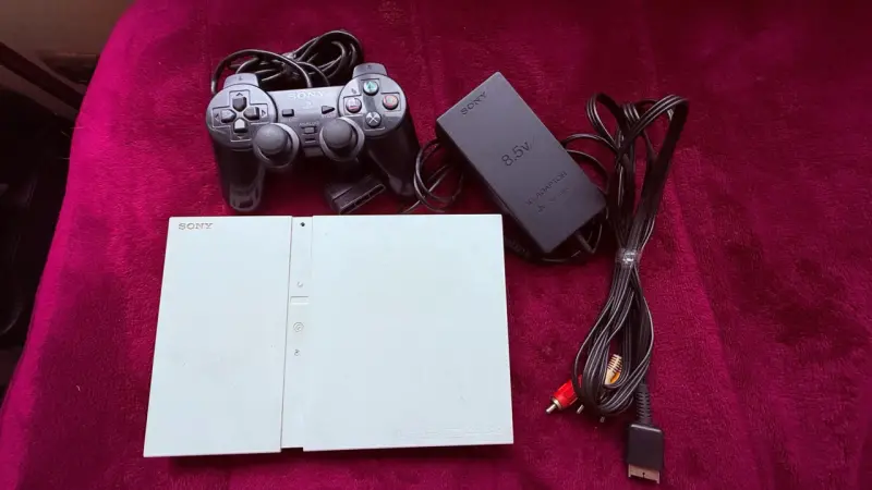 Consola Sony PlayStation 2 Slim blanca con control - 4