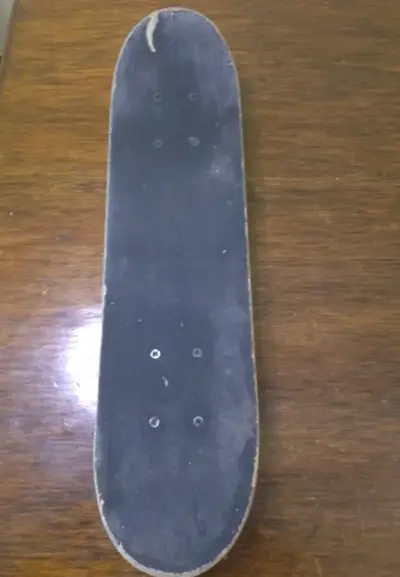 Skate con diseño gráfico y ruedas amarillas - miniatura 1