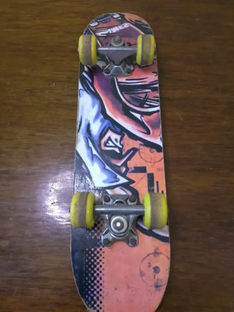 Skate con diseño gráfico y ruedas amarillas - 2