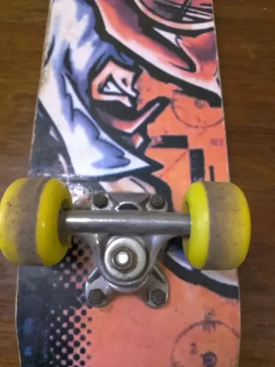 Skate con diseño gráfico y ruedas amarillas - miniatura 3