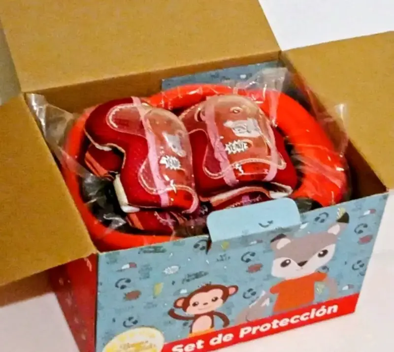 Set de protección infantil rojo con casco y rodilleras - 2