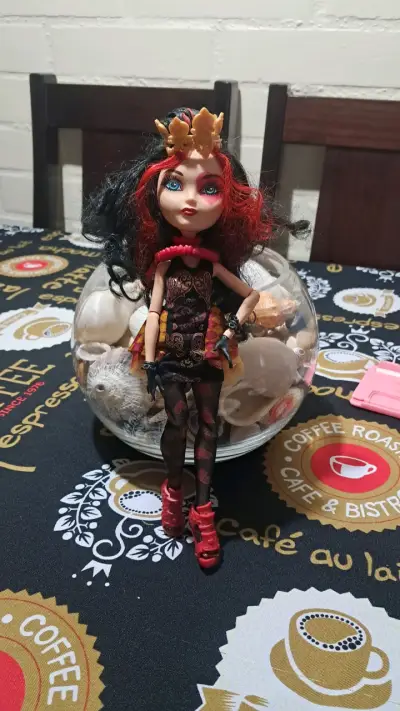 Lizzie Hearts,hija Reina de Corazones. - miniatura 1