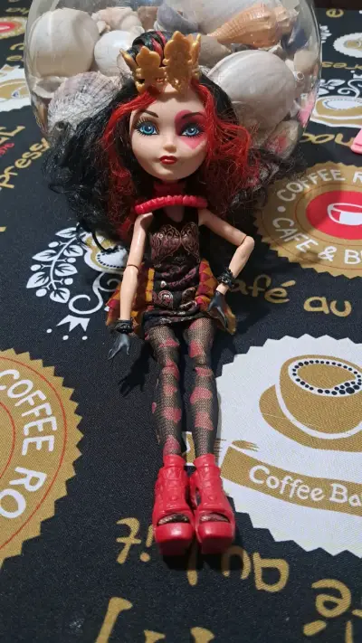 Lizzie Hearts,hija Reina de Corazones. - miniatura 2