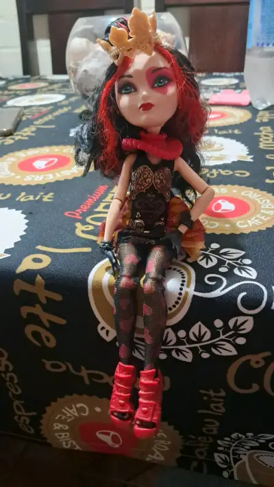 Lizzie Hearts,hija Reina de Corazones. - miniatura 3