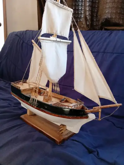 Modelo de Barco de Madera con Velas Blancas - miniatura 1