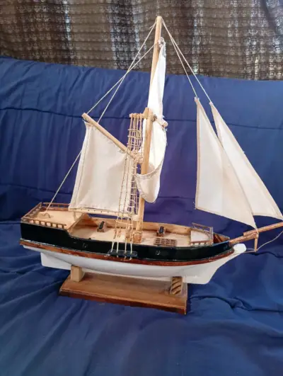 Modelo de Barco de Madera con Velas Blancas - miniatura 2