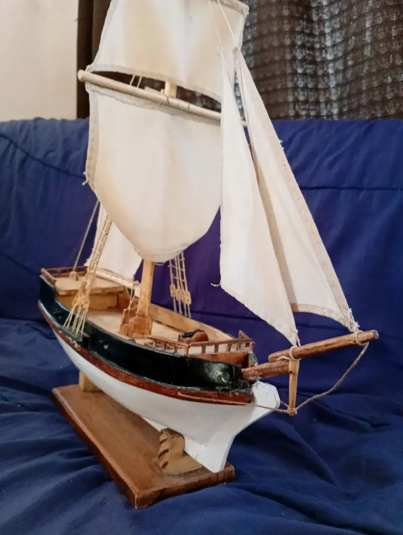 Modelo de Barco de Madera con Velas Blancas - 3