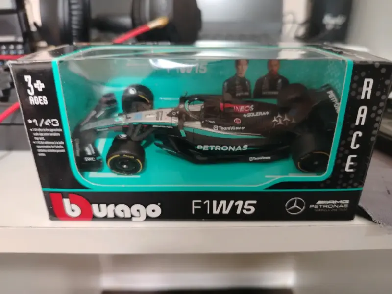 Auto a escala Mercedes AMG Petronas F1 W15 Burago
