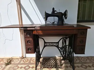 Máquina de Coser Antigua Singer con Mueble - miniatura 1