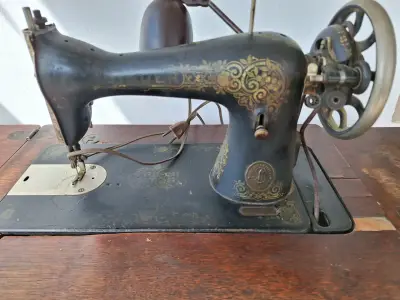 Máquina de Coser Antigua Singer con Mueble - miniatura 2
