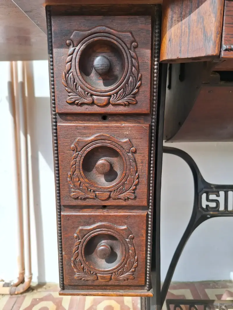 Máquina de Coser Antigua Singer con Mueble - 3