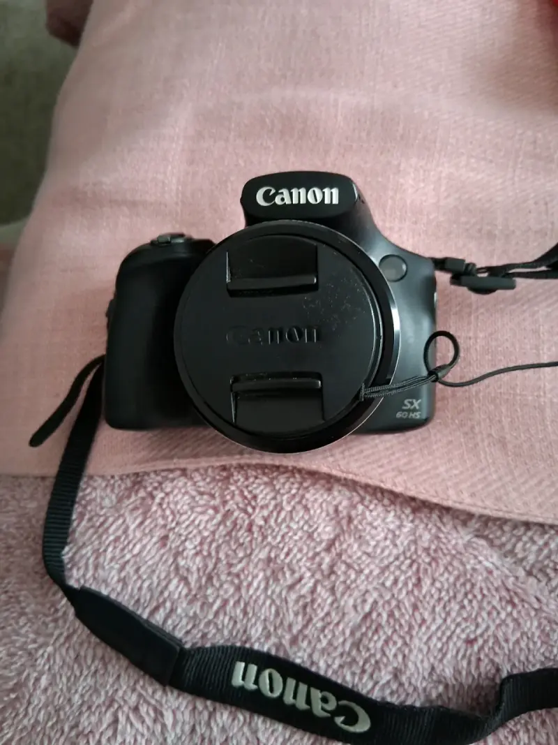 Cámara Canon PowerShot SX60 HS con accesorios