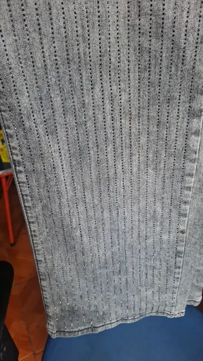 Jeans grises con detalles brillantes Menina - miniatura 3