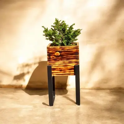 Macetero de madera quemada con soporte metalico - miniatura 1