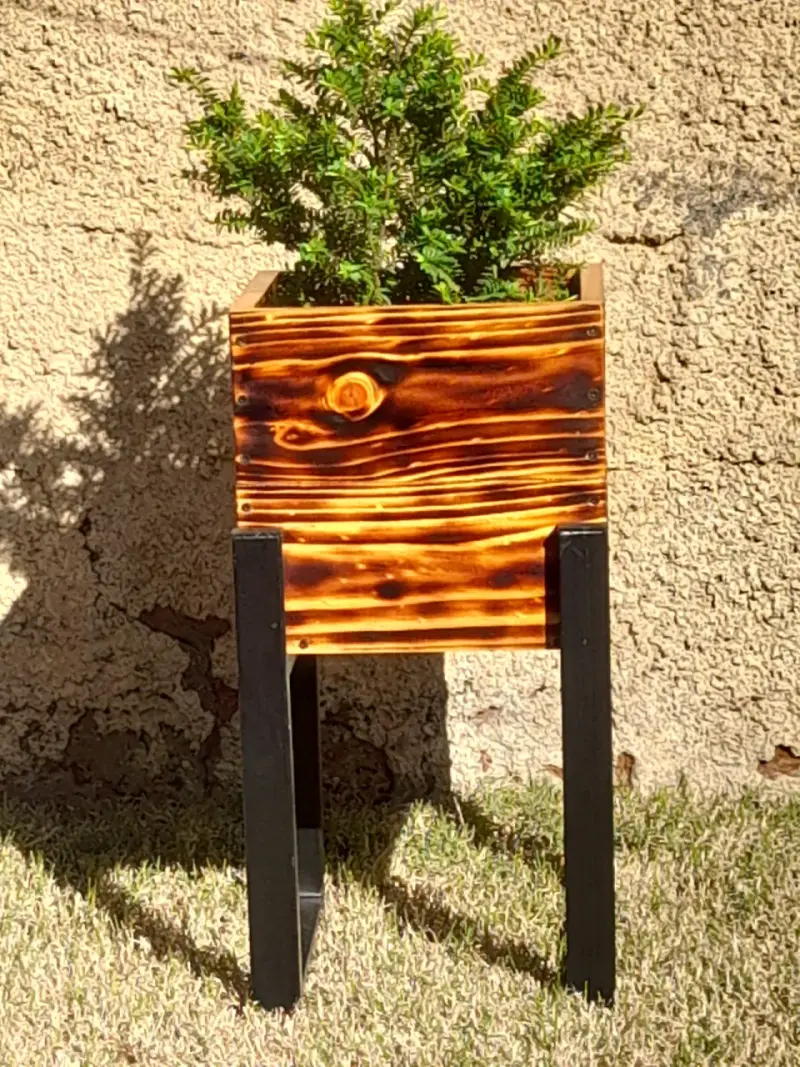 Macetero de madera quemada con soporte metalico - 3