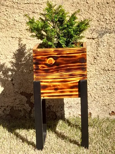Macetero de madera quemada con soporte metalico - miniatura 4