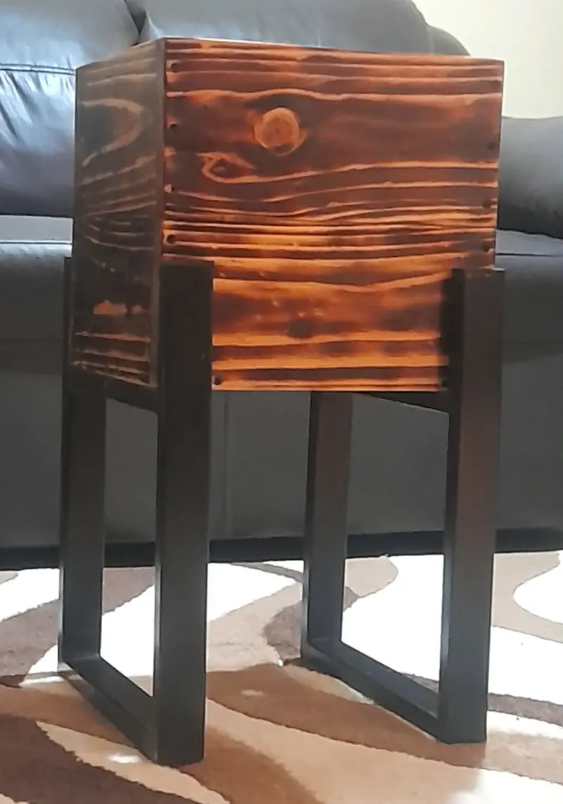 Macetero de madera quemada con soporte metalico - 6