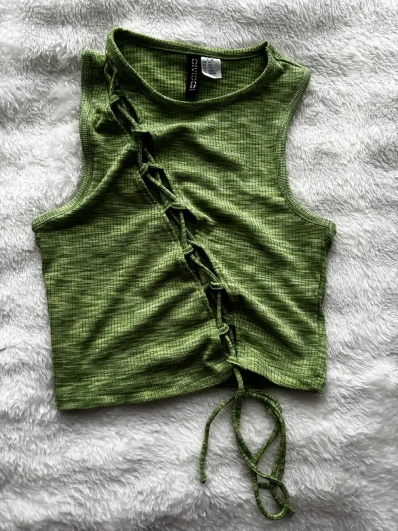 Top verde con diseño de cordones para mujer