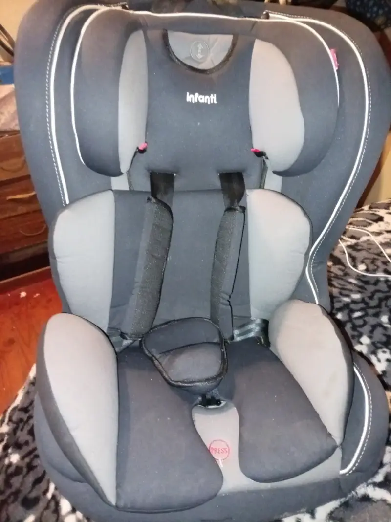 Silla de auto para bebé Infanti gris y negra