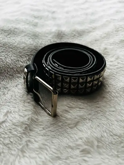 Cinturón negro con tachas metálicas - miniatura 1