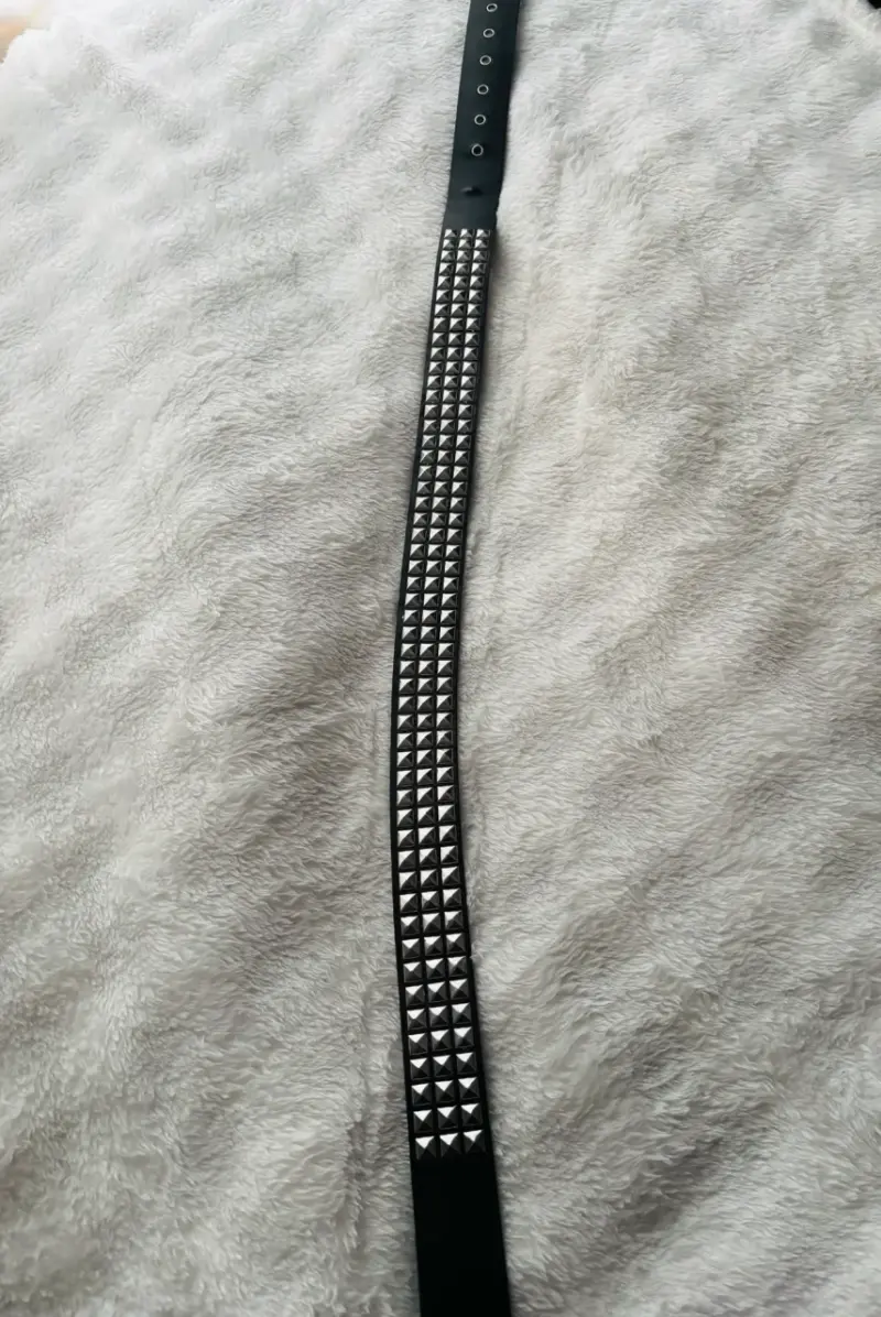 Cinturón negro con tachas metálicas - 2