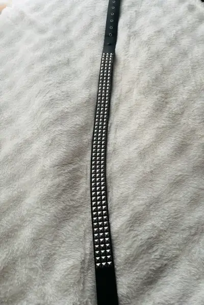 Cinturón negro con tachas metálicas - miniatura 2