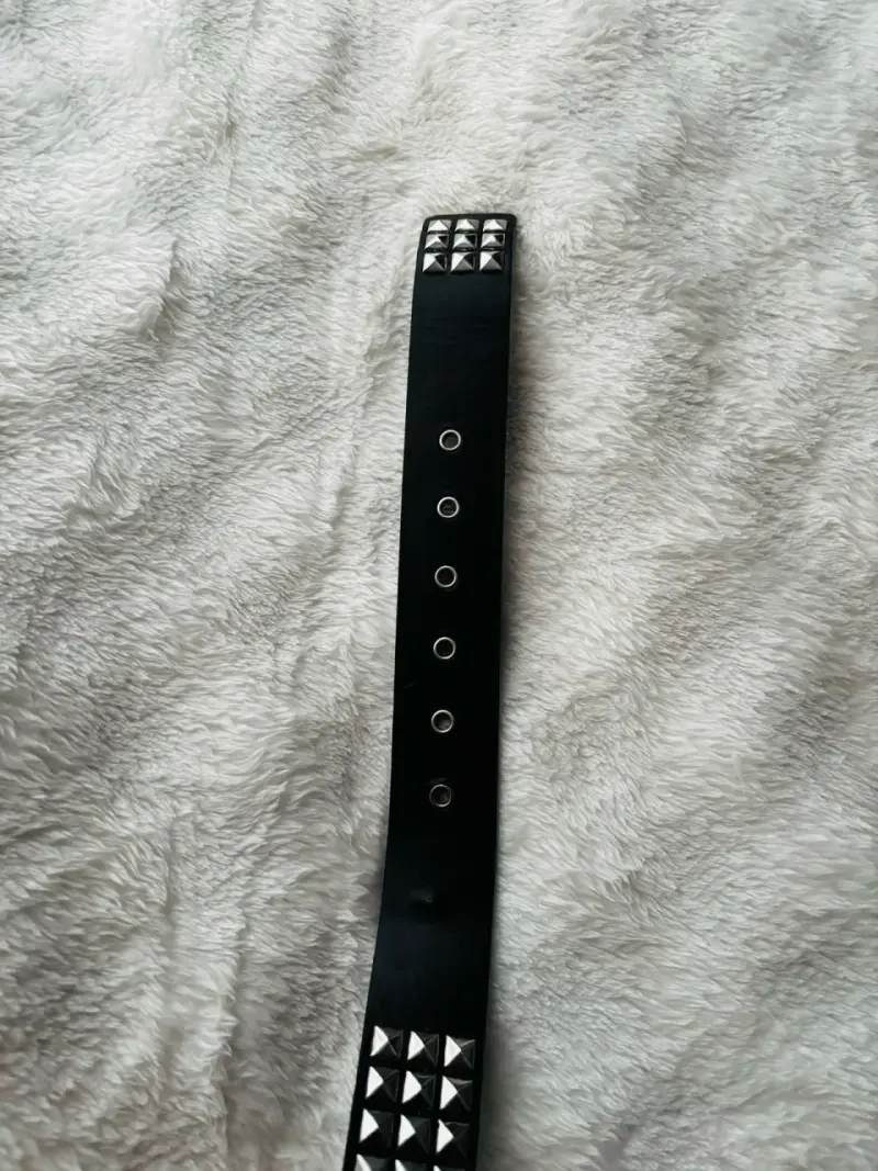 Cinturón negro con tachas metálicas - 3