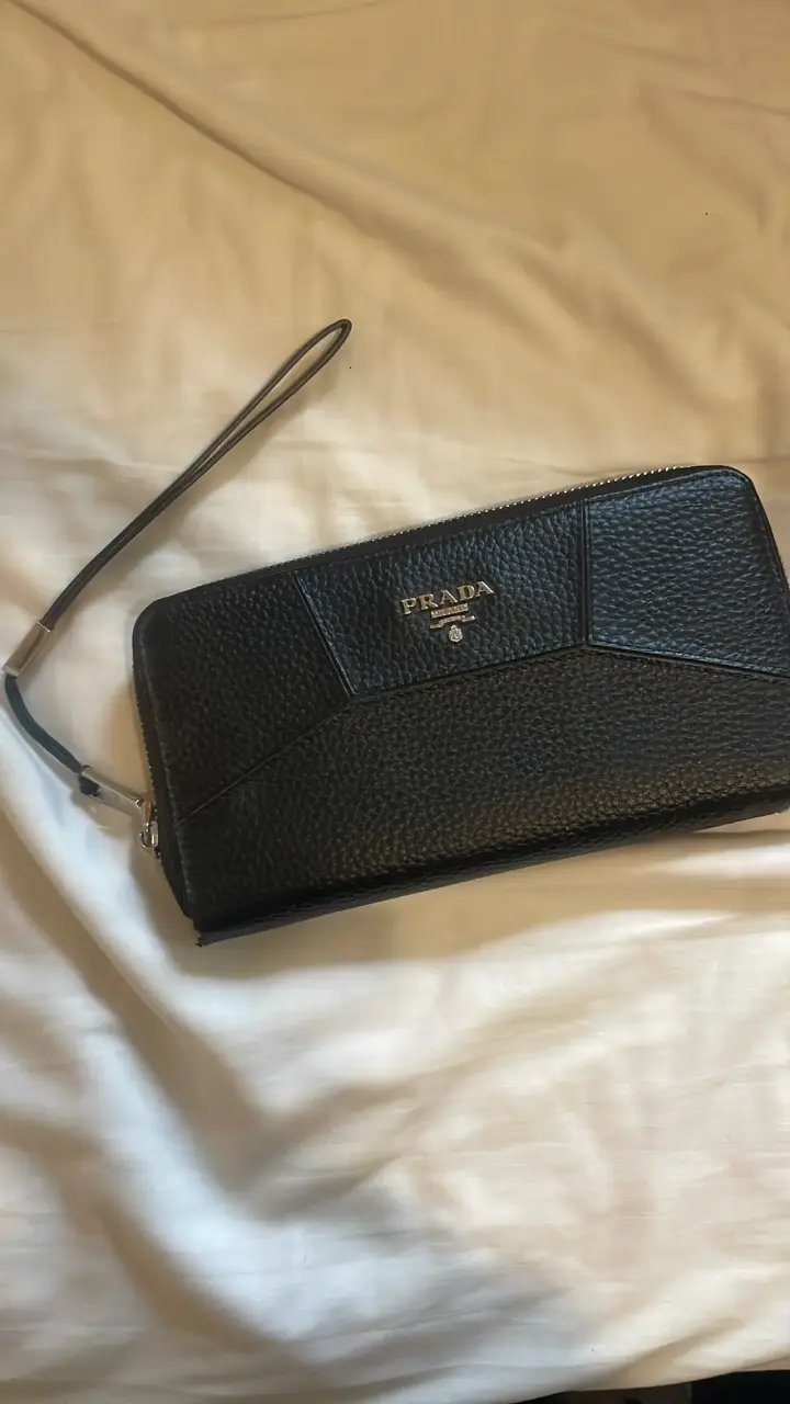 Cartera de cuero negra Prada con cierre